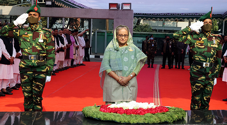 বঙ্গবন্ধুর প্রতিকৃতিতে আওয়ামী লীগের নতুন কমিটির শ্রদ্ধা