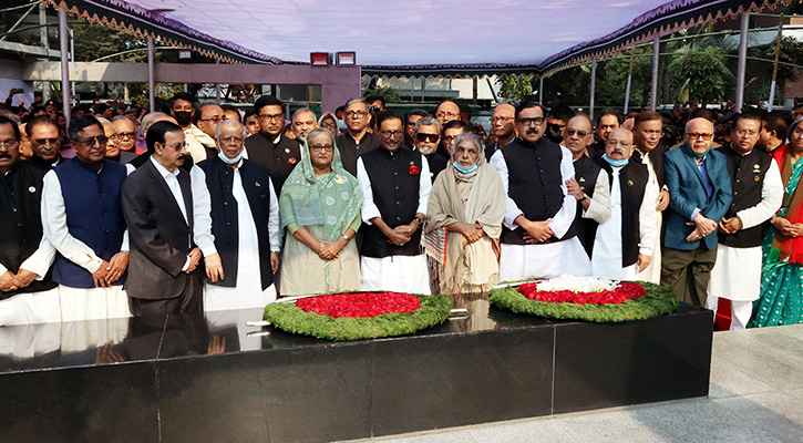 বঙ্গবন্ধুর প্রতিকৃতিতে আওয়ামী লীগের নতুন কমিটির শ্রদ্ধা