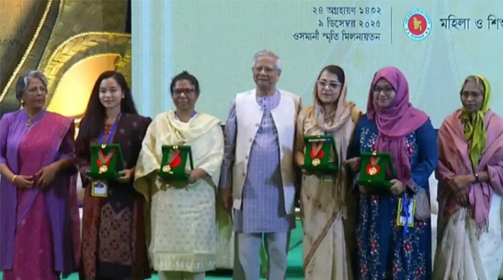 ৪ নারীর হাতে বেগম রোকেয়া পদক তুলে দিলেন প্রধান উপদেষ্টা