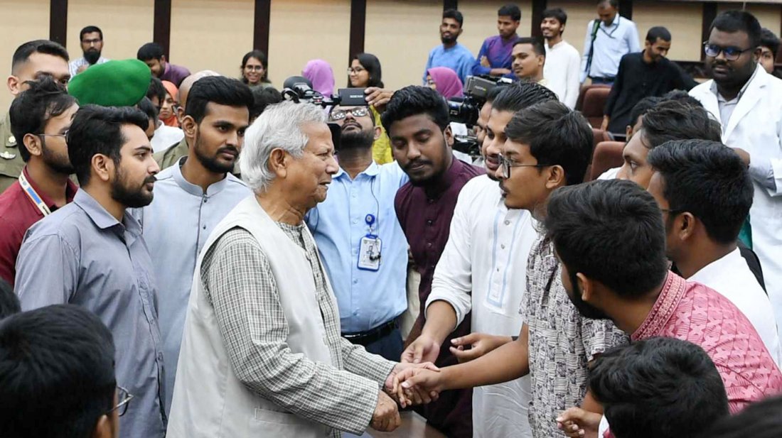 শিক্ষার্থীদের সঙ্গে মতবিনিময়ে কাঁদলেন ড. ইউনূস