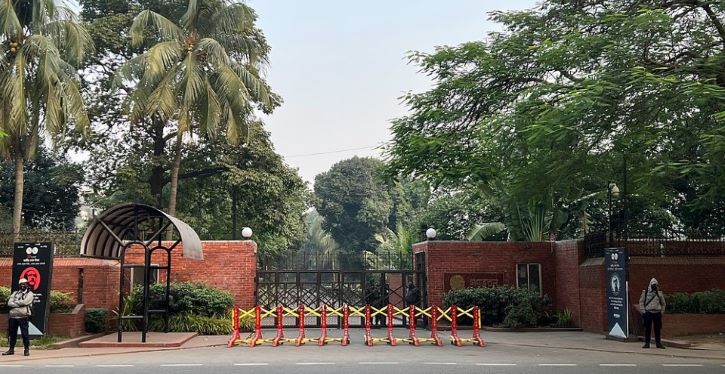 গণভবনে ঢুকে পড়েছে অসংখ্য মানুষ