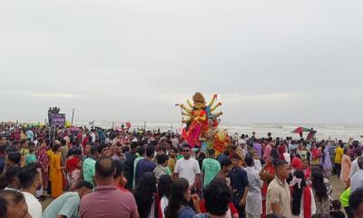 কক্সবাজার সৈকতে চলছে প্রতিমা বিসর্জন, পর্যটকের ঢল