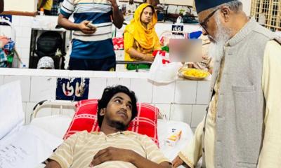 আহত শিক্ষার্থীদের খোঁজ নিতে মধ্যরাতে চমেক হাসপাতালে ধর্ম উপদেষ্টা