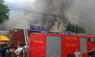 চট্টগ্রামে মদের দোকানে আগুন