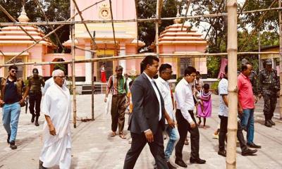 পূজার প্রস্তুতি দেখতে মন্ডপে মন্ডপে ঘুরছেন জেলা প্রশাসক