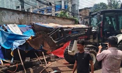 মহাখালীর ফুটপাত থেকে শতাধিক অবৈধ দোকান উচ্ছেদ করলো ডিএনসিসি