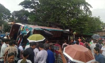 নিয়ন্ত্রণ হারিয়ে বাস উল্টে পড়ল দোকানে, নিহত ৩