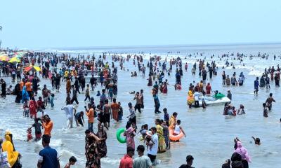 বৈরী আবহাওয়া কেটে যাওয়ায় কুয়াকাটায় গোসলে মেতেছেন পর্যটকরা