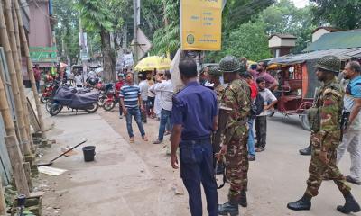 মাগুরা শহরে প্রধান সড়কের পাশে বোমাসদৃশ বস্তু দেখে আতঙ্কিত মানুষ
