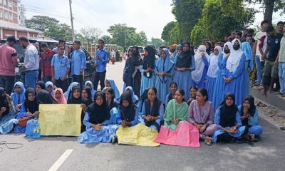 বাসের ধাক্কায় স্কুলছাত্রী নিহত, ঢাকা-চট্টগ্রাম মহাসড়ক অবরোধ