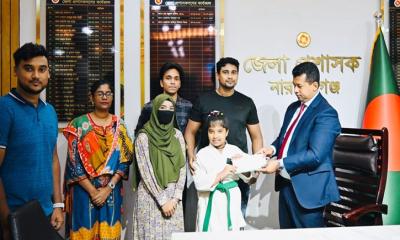 খুদে কারাতেদের পাশে নারায়ণগঞ্জের জেলা প্রশাসক