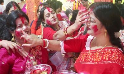 দশমীতে সিঁদুর খেলায় মাতলেন নারীরা