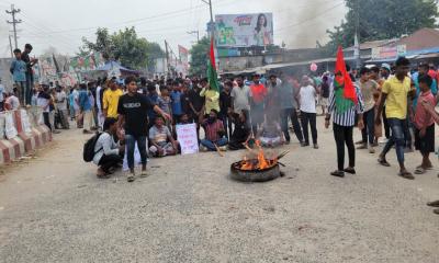 পাবনায় আসন পুনর্বহালের দাবিতে মহাসড়ক অবরোধ