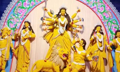 নাটোরে মুগ ডালে গড়া দুর্গা প্রতিমা, দেখতে হাজারো মানুষের ভিড়