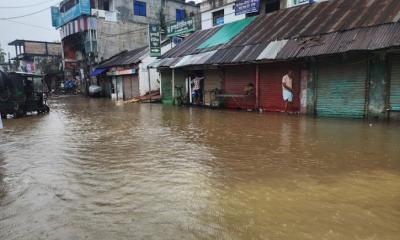 ফেনীতে নদীর পানি কমলেও কাটেনি আতঙ্ক