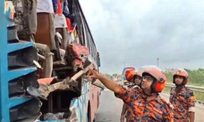 এক্সপ্রেসওয়েতে দাঁড়িয়ে থাকা বাসে আরেক বাসের ধাক্কা, হেলপার নিহত