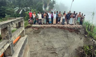 সেতুর অ্যাপ্রোচ সড়ক ধসে যান চলাচল বন্ধ, দুর্ভোগে ২৫ গ্রামের মানুষ