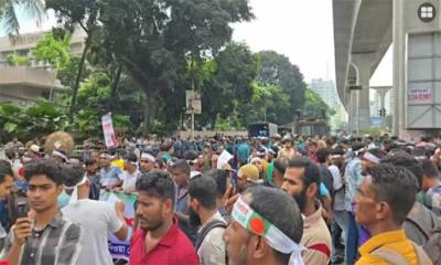 মালয়েশিয়া যেতে না পারা কর্মীদের কাওরান বাজারে সড়ক অবরোধ