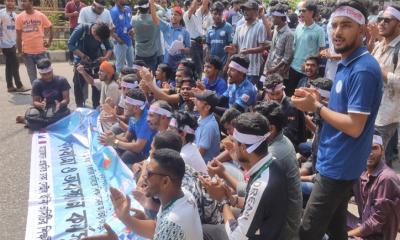 শিক্ষা ভবনের সামনে ৭ কলেজ শিক্ষার্থীরা, সড়কে পুলিশের ব্যারিকেড