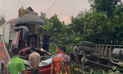 কাভার্ডভ্যানের পেছনে বাসের ধাক্কা, চালকের সহকারী নিহত