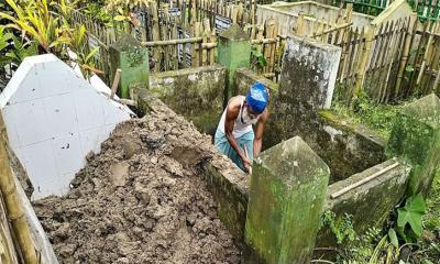 মা-বাবার কবরে দাফন হবে ফরিদা পারভীনের
