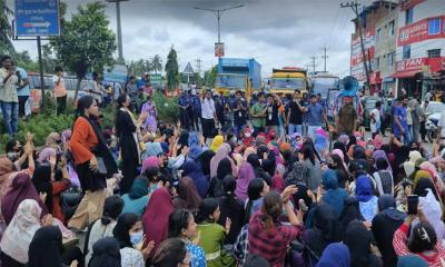 ঢাকা-চট্টগ্রাম মহাসড়ক অবরোধ ফেনী ইউনিভার্সিটি শিক্ষার্থীদের
