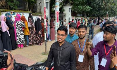 উৎসবমুখর পরিবেশে চলছে ডাকসু নির্বাচন