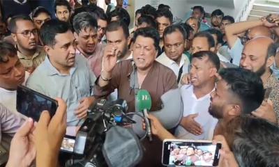 অসহায়ত্বের কথা তুলে ধরে কাঁদলেন চবি উপ-উপাচার্য