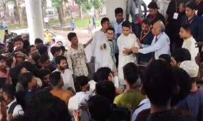 সিনেটের ভোটকেন্দ্রে হট্টগোল