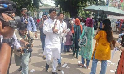 নারী শিক্ষার্থীদের সালাম দিয়ে আবিদ বললেন, ‘আপু দোয়ায় রাখবেন’