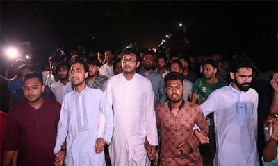 নির্বাচন বর্জনের পর রাতে ক্যাম্পাসে ছাত্রদলের বিক্ষোভ মিছিল