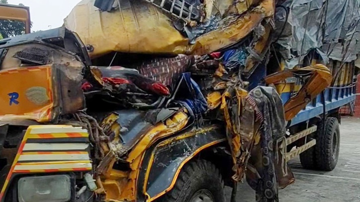 গাছের সঙ্গে ট্রাকের ধাক্কা, হেলপার নিহত