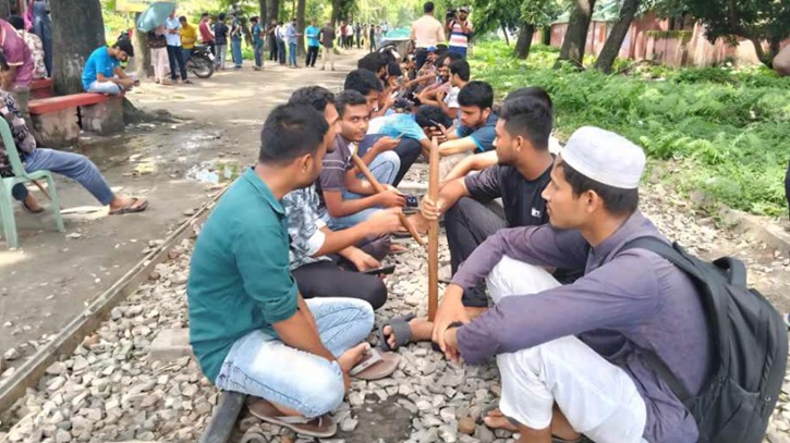 আবারও রেলপথ অবরোধ করলেন বাকৃবি শিক্ষার্থীরা