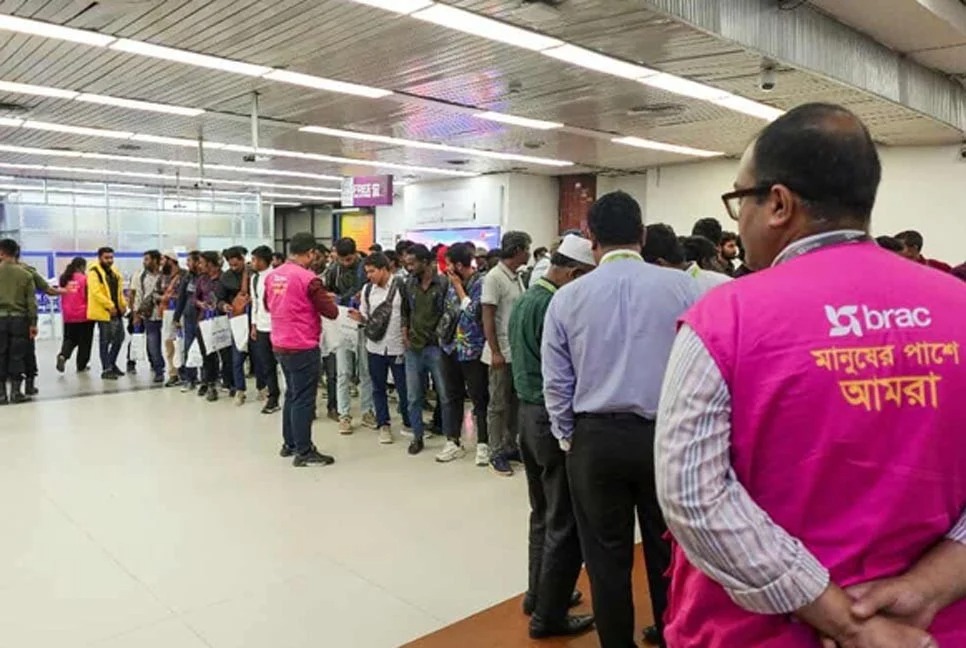 দেশে ফিরলেন প্রতারণার শিকার ১৮০ বাংলাদেশি
