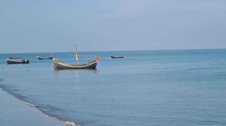 ৪৫ যাত্রী নিয়ে চরে আটকে আছে সেন্টমার্টিনগামী ট্রলার