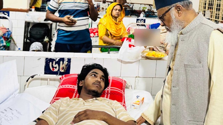 আহত শিক্ষার্থীদের খোঁজ নিতে মধ্যরাতে চমেক হাসপাতালে ধর্ম উপদেষ্টা