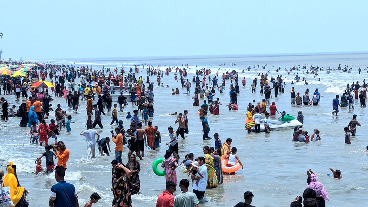 বৈরী আবহাওয়া কেটে যাওয়ায় কুয়াকাটায় গোসলে মেতেছেন পর্যটকরা
