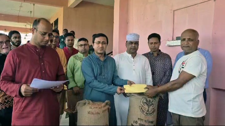 খাগড়াছড়িতে সহিংসতায় ক্ষতিগ্রস্তদের পাশে জেলা প্রশাসন