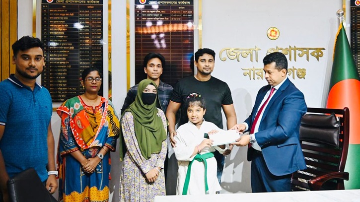 খুদে কারাতেদের পাশে নারায়ণগঞ্জের জেলা প্রশাসক