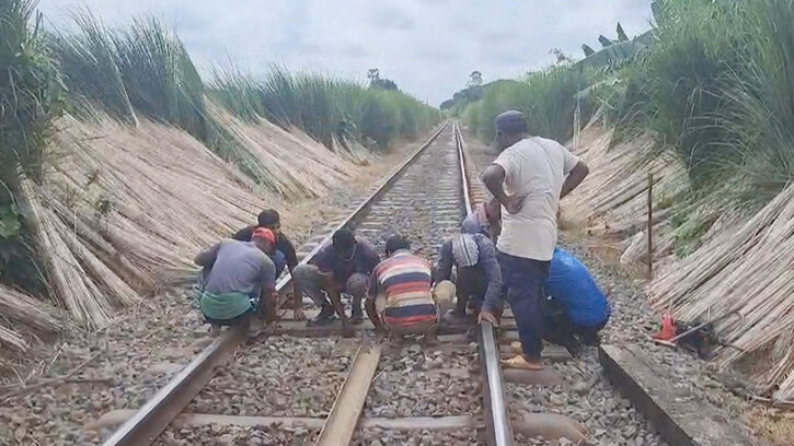 নাটোরে ভাঙা রেললাইন মেরামত, ট্রেন চলাচল স্বাভাবিক