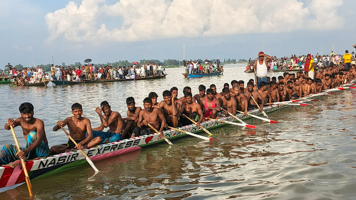 চলনবিলে নৌকাবাইচ প্রতিযোগিতা, বর্ণিল উৎসবের আবহ