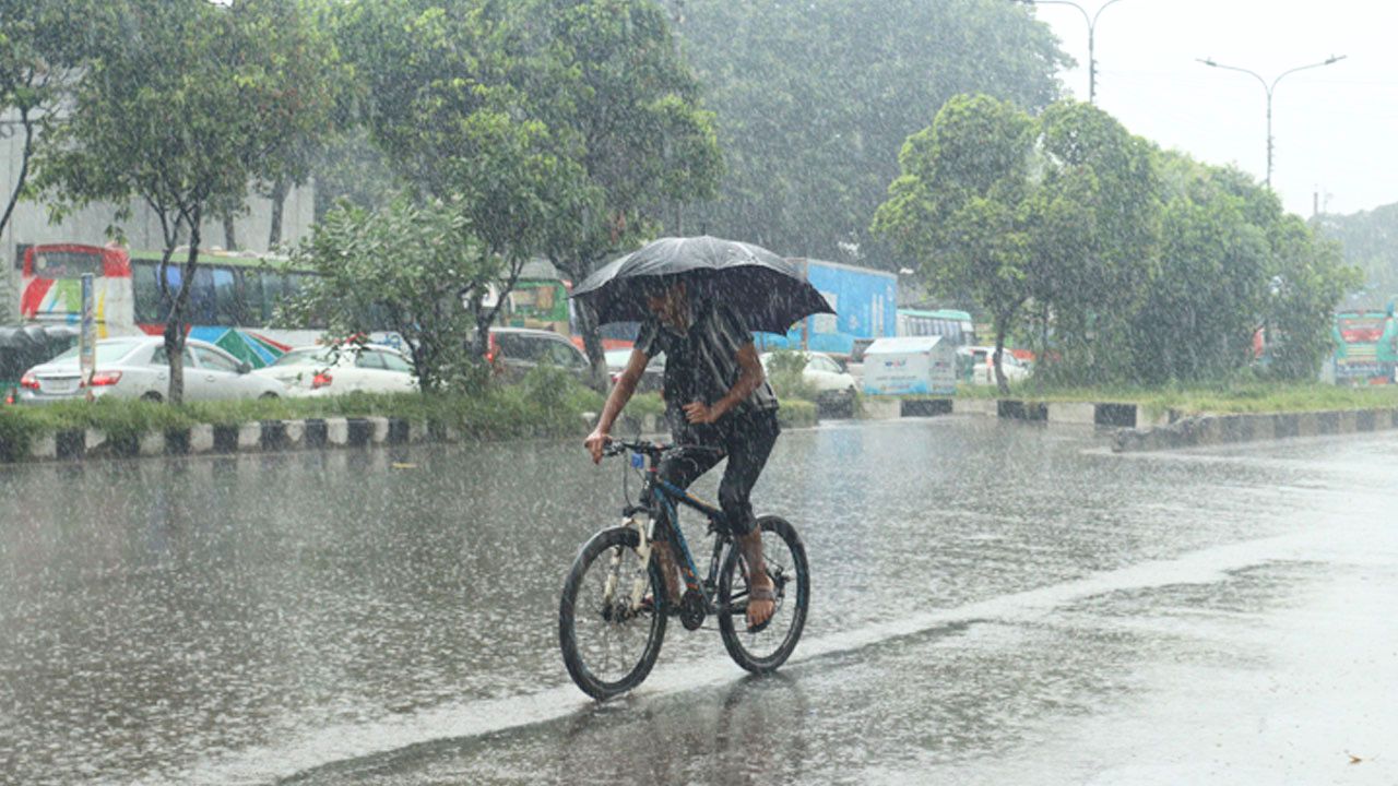 ঢাকায় বৃষ্টির সম্ভাবনা, কিছুটা কমতে পারে তাপমাত্রা