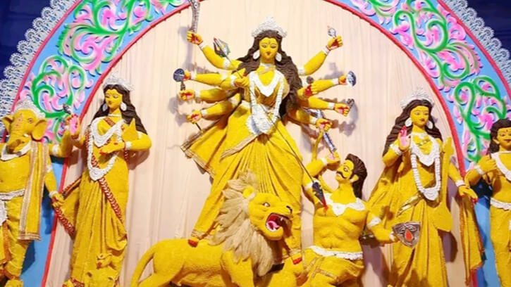 নাটোরে মুগ ডালে গড়া দুর্গা প্রতিমা, দেখতে হাজারো মানুষের ভিড়