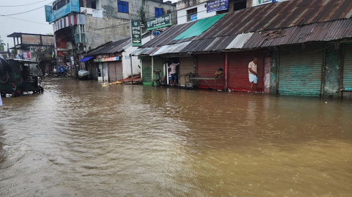 ফেনীতে নদীর পানি কমলেও কাটেনি আতঙ্ক