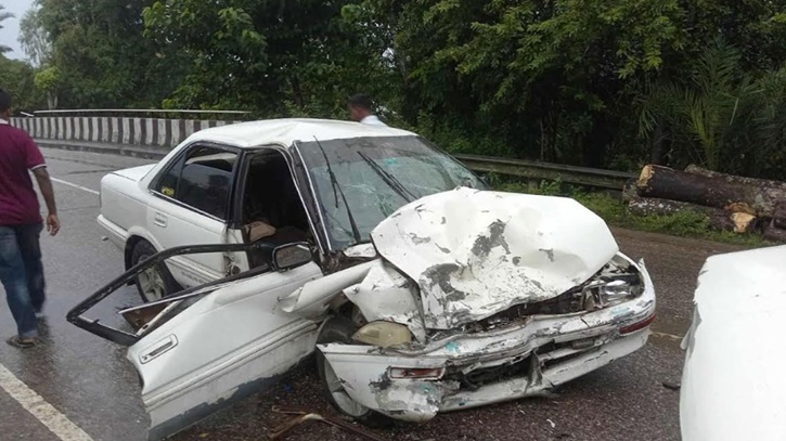 প্রাইভেট কার-মাইক্রোবাসের মুখোমুখি সংঘর্ষে ব্যবসায়ী নিহত