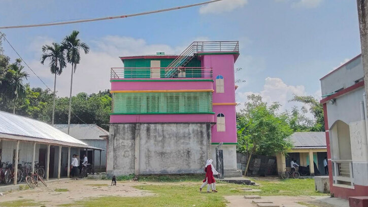 স্কুলের ভেতরে আ.লীগ নেতার তিনতলা বাড়ি, ভোগান্তিতে শিক্ষার্থীরা