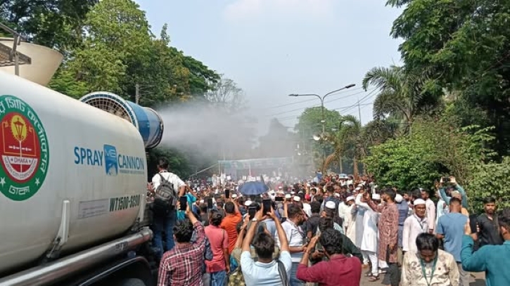 এনসিপির সমাবেশ ঠান্ডা রাখতে স্প্রে ক্যাননে পানি ছিটিয়েছে ডিএনসিসি
