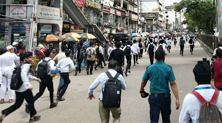 সায়েন্স ল্যাবে শিক্ষার্থীদের সংঘর্ষ থামাতে সাউন্ড গ্রেনেড নিক্ষেপ