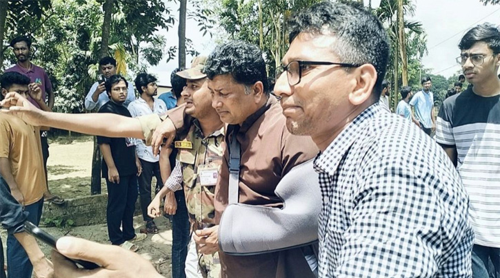 চবিতে বাড়ছে উত্তেজনা, স্থানীয়দের ধাওয়ায় উপ-উপাচার্য অসুস্থ