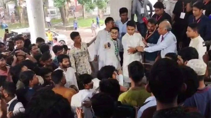 সিনেটের ভোটকেন্দ্রে হট্টগোল